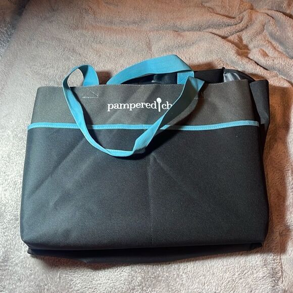 Pampered Chef Handbags - NWOT pampered Chef bag